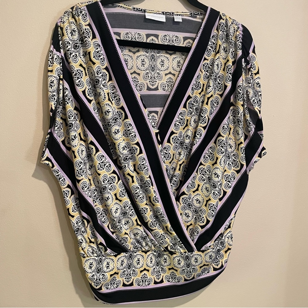 💚Short sleeve cross over yellow and purple top, New York & Company Fashionable